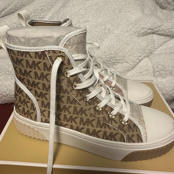 Brand New Michael Kors Sneakers Size 8 - Picture 2 of 3